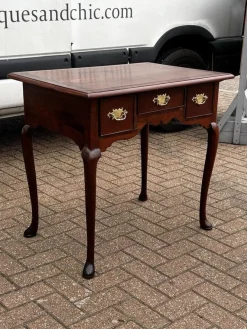 Georgianischer Lowboy aus Nussholz mit Griffen aus Messing