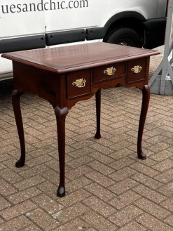 Georgianischer Lowboy aus Nussholz mit Griffen aus Messing