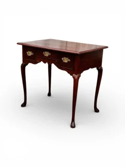 Georgianischer Lowboy aus Nussholz mit Griffen aus Messing