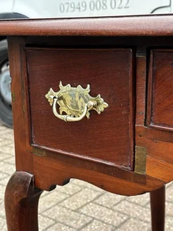 Georgianischer Lowboy aus Nussholz mit Griffen aus Messing