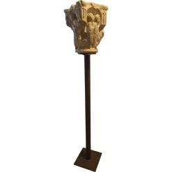 Geschnitztes Steinkapitell im romanischen Stil auf Sockel, 1950