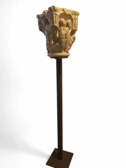 Geschnitztes Steinkapitell im romanischen Stil auf Sockel, 1950