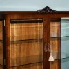 Geschnitzte Vintage Vitrine im Queen Anne Stil