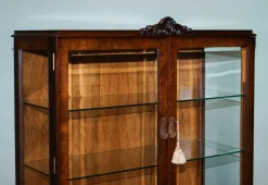 Geschnitzte Vintage Vitrine im Queen Anne Stil