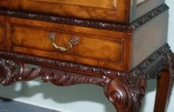 Geschnitzte Vintage Vitrine im Queen Anne Stil