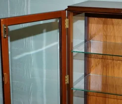 Geschnitzte Vintage Vitrine im Queen Anne Stil