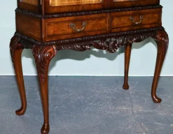 Geschnitzte Vintage Vitrine im Queen Anne Stil