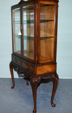 Geschnitzte Vintage Vitrine im Queen Anne Stil