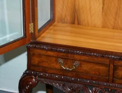 Geschnitzte Vintage Vitrine im Queen Anne Stil