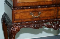 Geschnitzte Vintage Vitrine im Queen Anne Stil