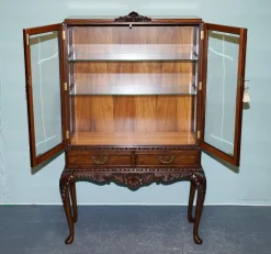 Geschnitzte Vintage Vitrine im Queen Anne Stil