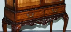 Geschnitzte Vintage Vitrine im Queen Anne Stil