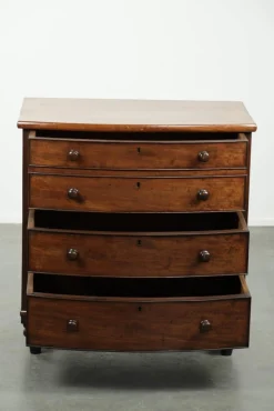 Geschwungene antike englische Kommode, 1800er