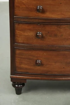 Geschwungene antike englische Kommode, 1800er