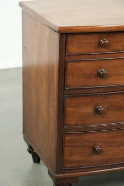 Geschwungene antike englische Kommode, 1800er