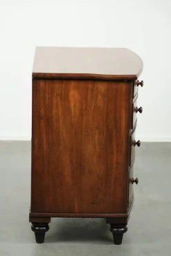 Geschwungene antike englische Kommode, 1800er