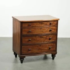 Geschwungene antike englische Kommode, 1800er