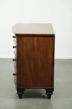 Geschwungene antike englische Kommode, 1800er
