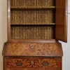 Geschwungener Louis XV Schrank mit Sekretär aus Nussholz & Intarsien