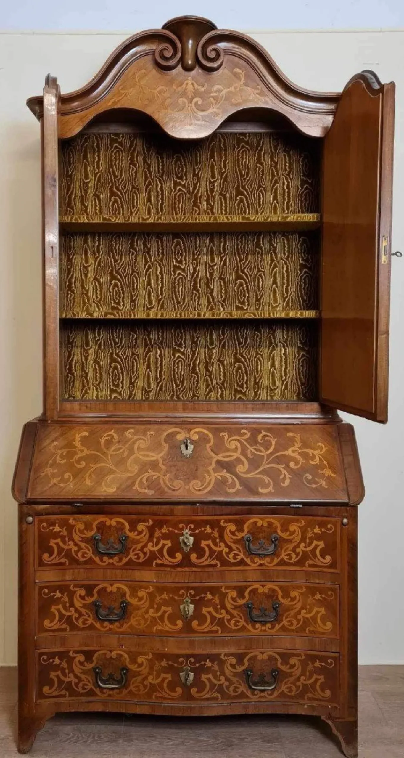Geschwungener Louis XV Schrank mit Sekretär aus Nussholz & Intarsien