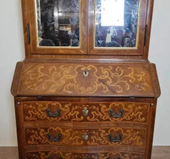 Geschwungener Louis XV Schrank mit Sekretär aus Nussholz & Intarsien