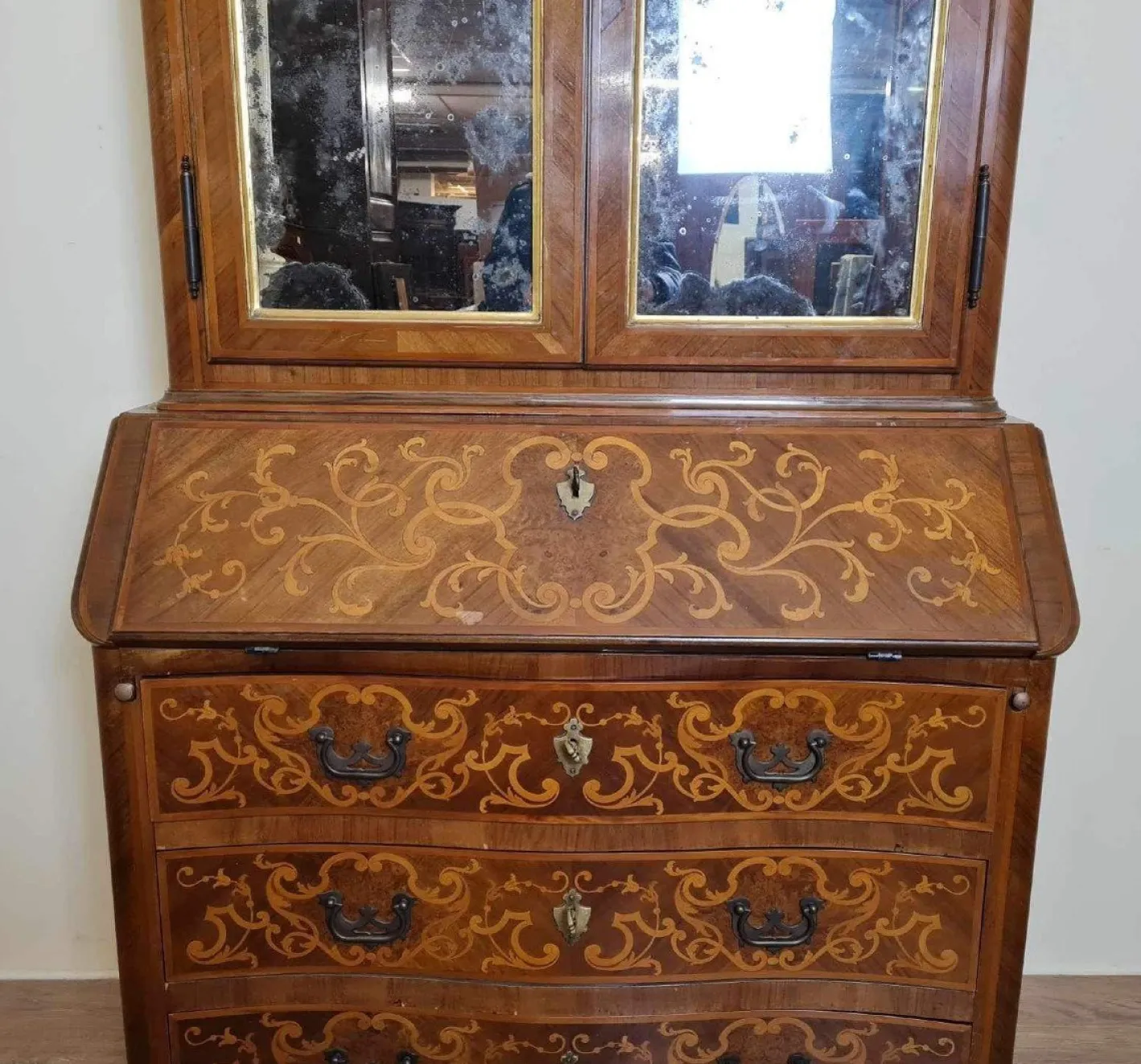 Geschwungener Louis XV Schrank mit Sekretär aus Nussholz & Intarsien