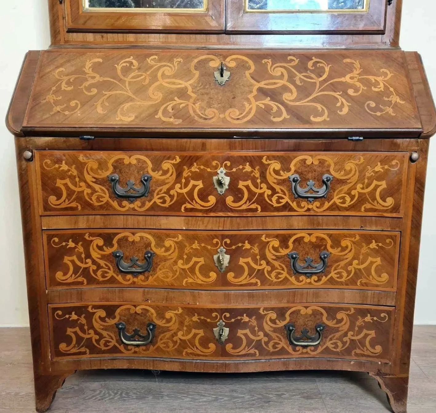 Geschwungener Louis XV Schrank mit Sekretär aus Nussholz & Intarsien