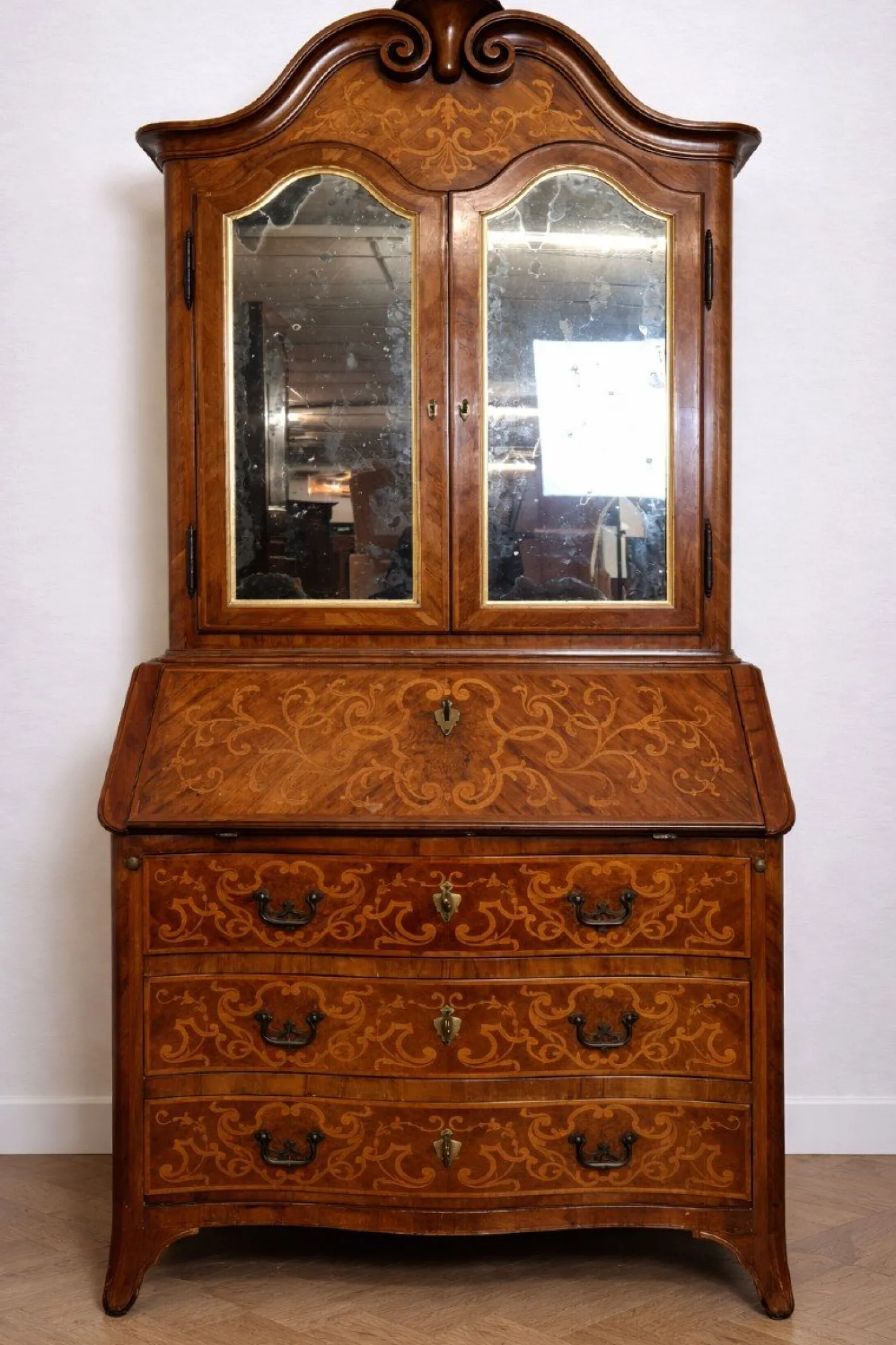 Geschwungener Louis XV Schrank mit Sekretär aus Nussholz & Intarsien