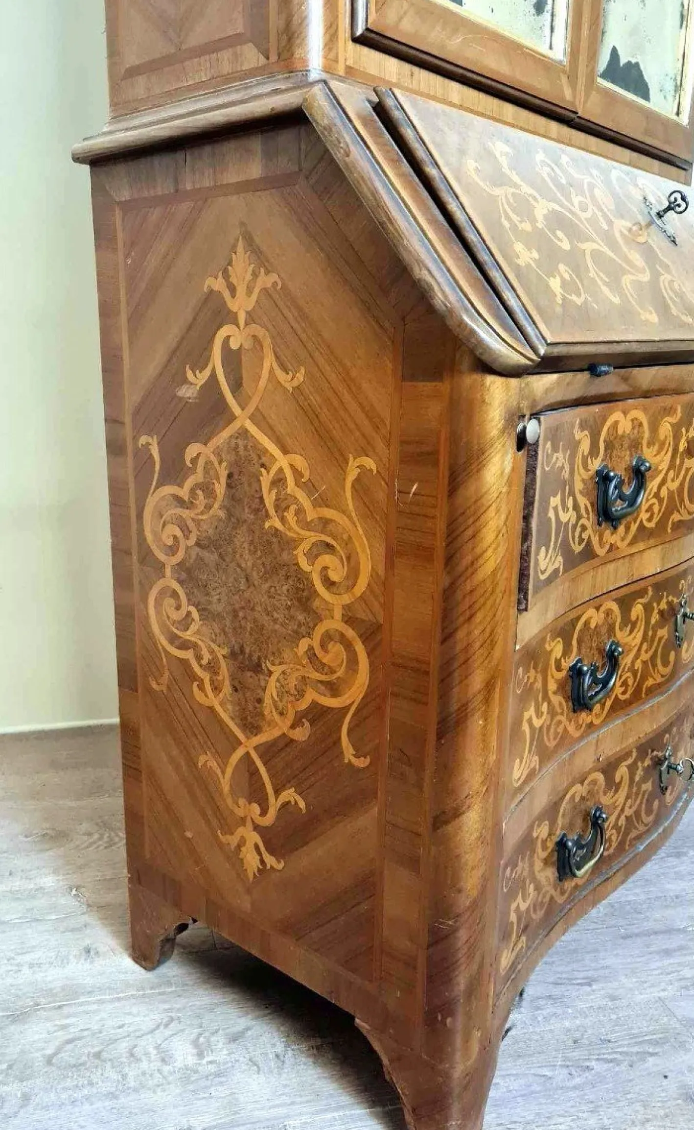 Geschwungener Louis XV Schrank mit Sekretär aus Nussholz & Intarsien