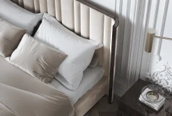 Geschwungenes italienisches Saga 125 Bett aus Samtstoff von Kabinet