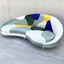 Geschwungenes 3-Sitzer Sofa mit Kissen