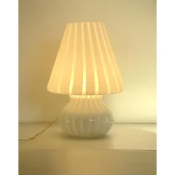 Gestreifte milchig-weiße Fungo Murano Glas Tischlampe von Simoeng