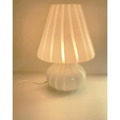 Gestreifte milchig-weiße Fungo Murano Glas Tischlampe von Simoeng