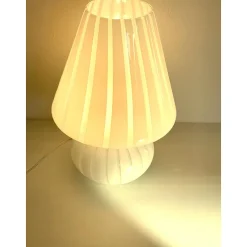 Gestreifte milchig-weiße Fungo Murano Glas Tischlampe von Simoeng