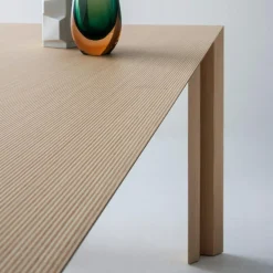 Gestreifter Esstisch aus Holz von Sebastiano Bottos