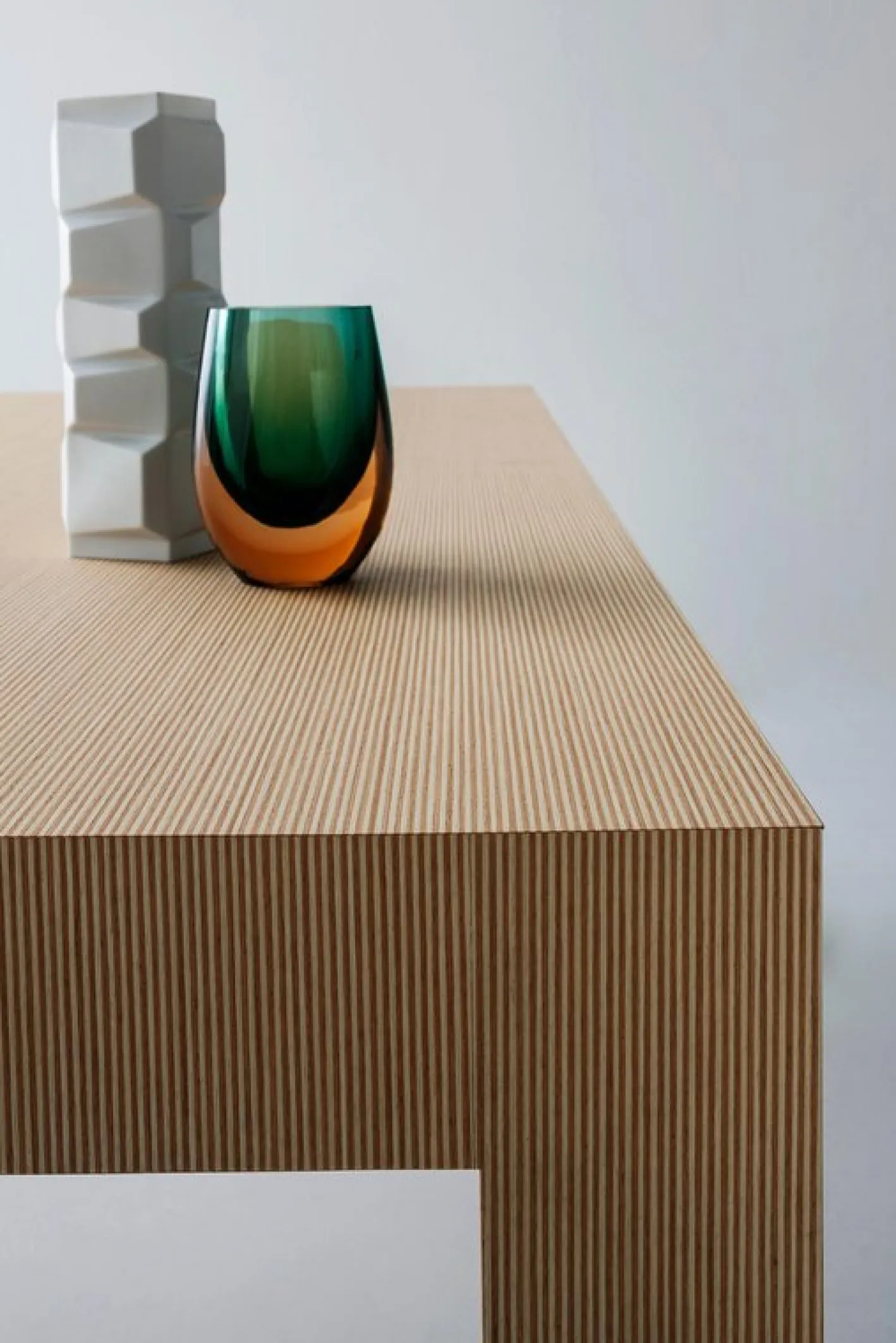 Gestreifter Esstisch aus Holz von Sebastiano Bottos