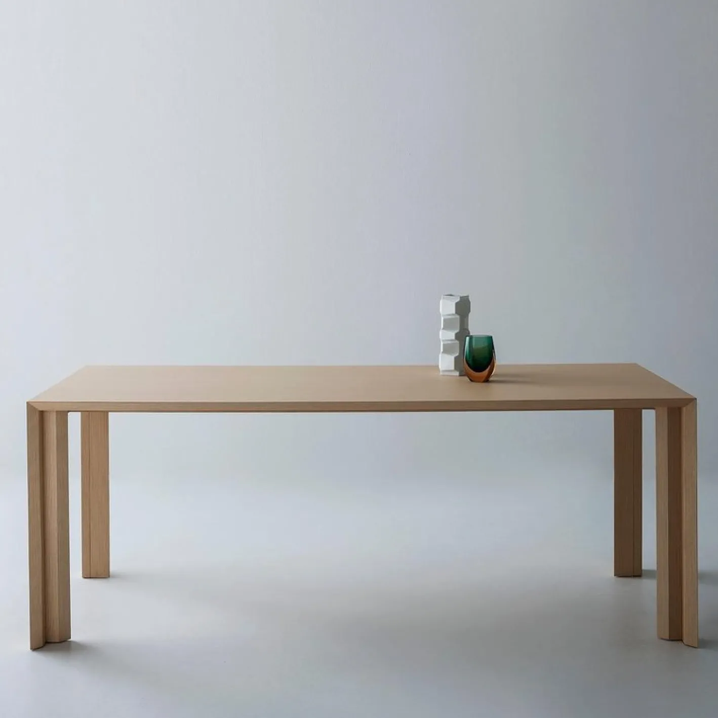Gestreifter Esstisch aus Holz von Sebastiano Bottos