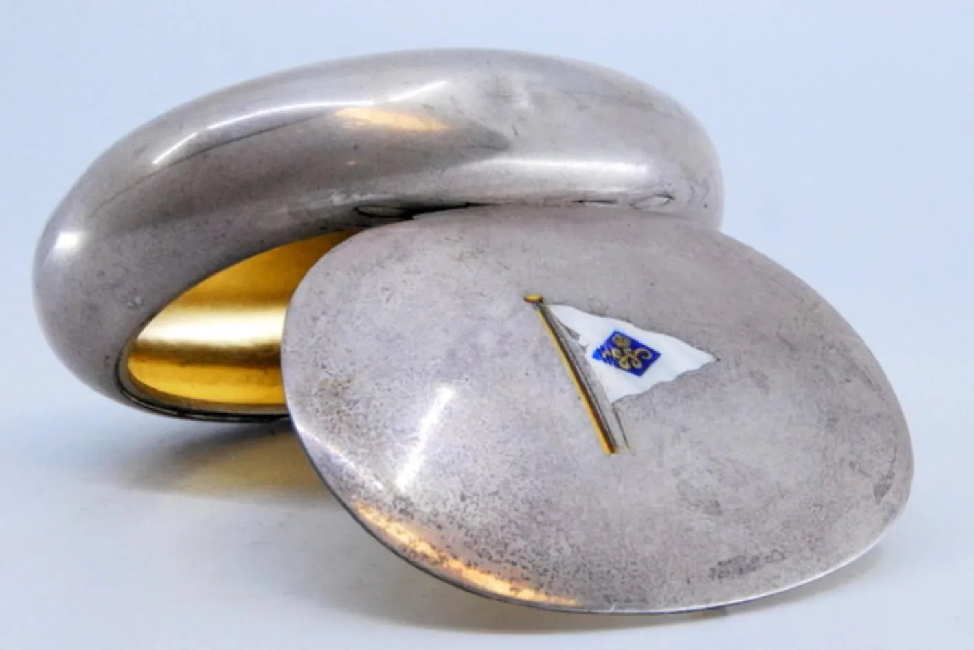 Glatte ovale Silberne Schnupftabakdose mit Emaille-Flagge und Klappdeckel