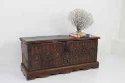 Gotische Kommode mit verzierter Front, 1780