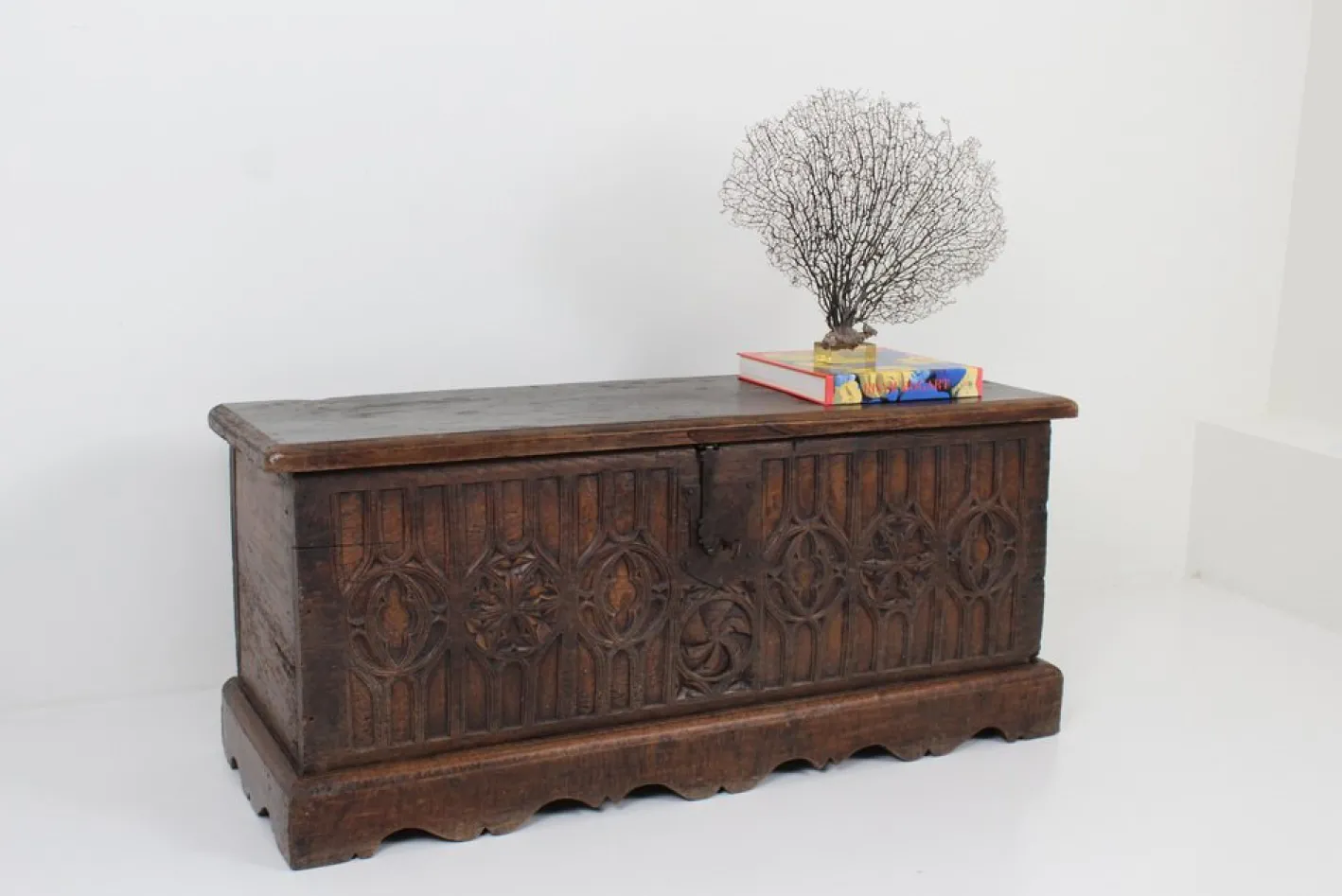 Gotische Kommode mit verzierter Front, 1780