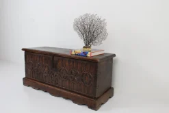 Gotische Kommode mit verzierter Front, 1780