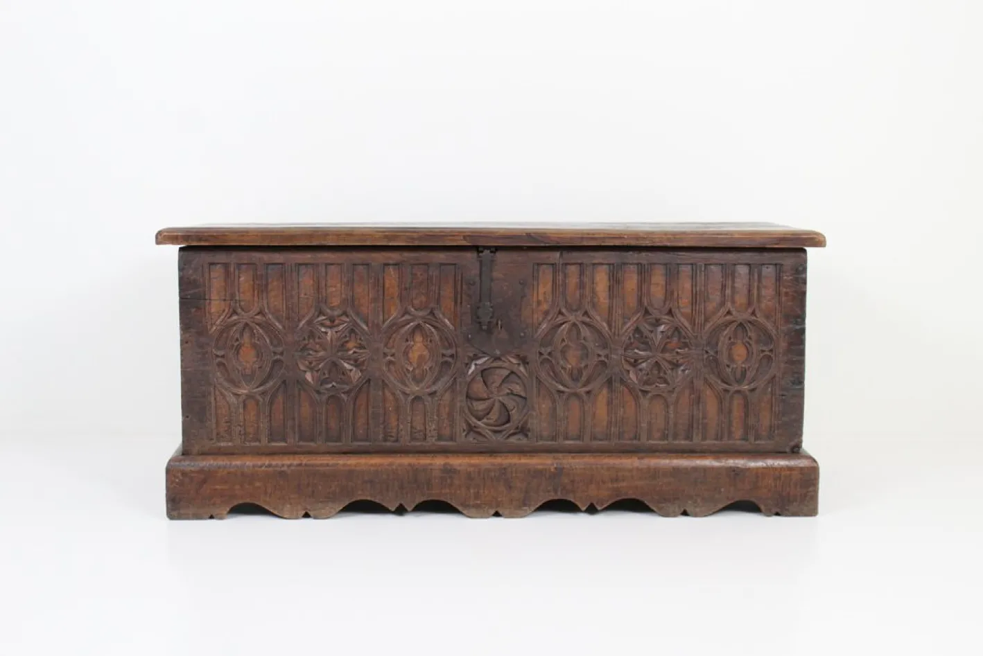 Gotische Kommode mit verzierter Front, 1780
