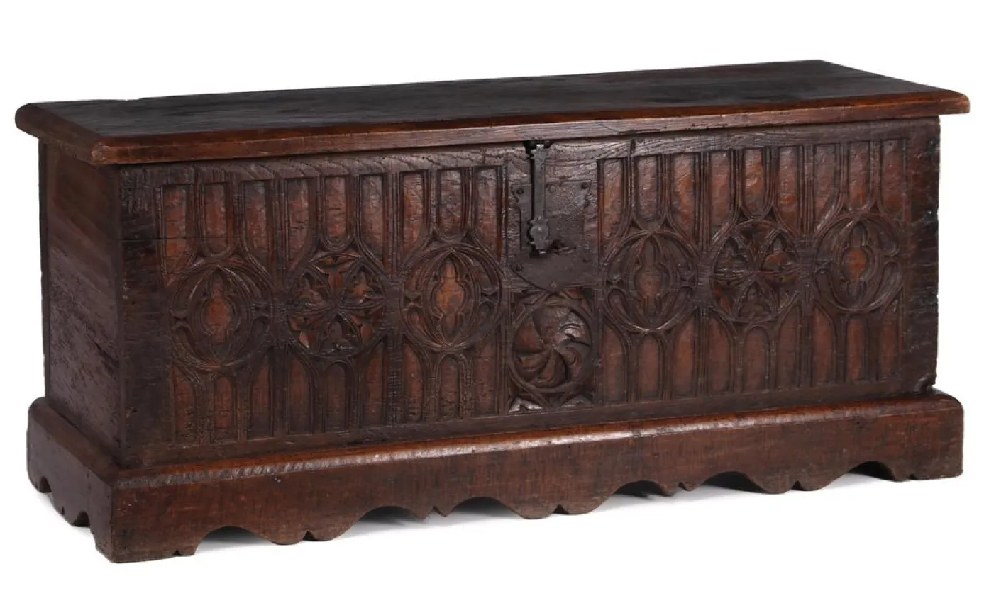 Gotische Kommode mit verzierter Front, 1780