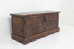 Gotische Kommode mit verzierter Front, 1780