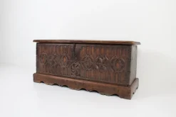 Gotische Kommode mit verzierter Front, 1780