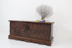 Gotische Kommode mit verzierter Front, 1780