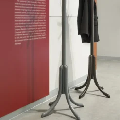 Graue Garderobe von Gebrüder Thonet Vienna GmbH
