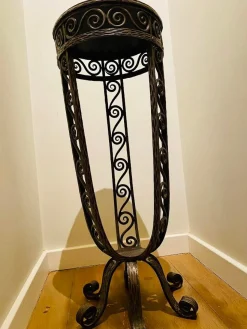 Grauer Vintage Sockel, 1930er
