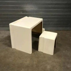 Grauweißer Kinderschreibtisch und Hocker aus Kunststoff, 1970er, 2er Set