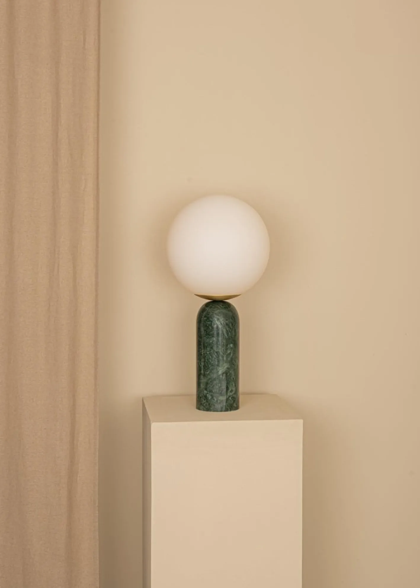 Grüne Atlas Tischlampe aus Marmor & Messing von Simone & Marcel